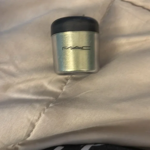 Brand new no box Discontinued MAC pigment Golden olive - Picture 3 of 5